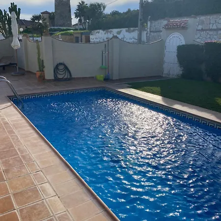 בית נופש Renovated Seafront - Private Pool And Parking *