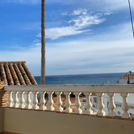 בית נופש Renovated Seafront - Private Pool And Parking