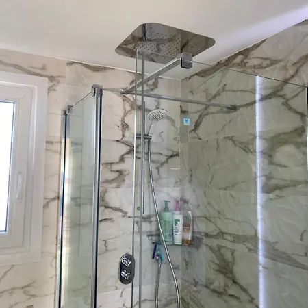 Renovated Seafront - Private Pool And Parking